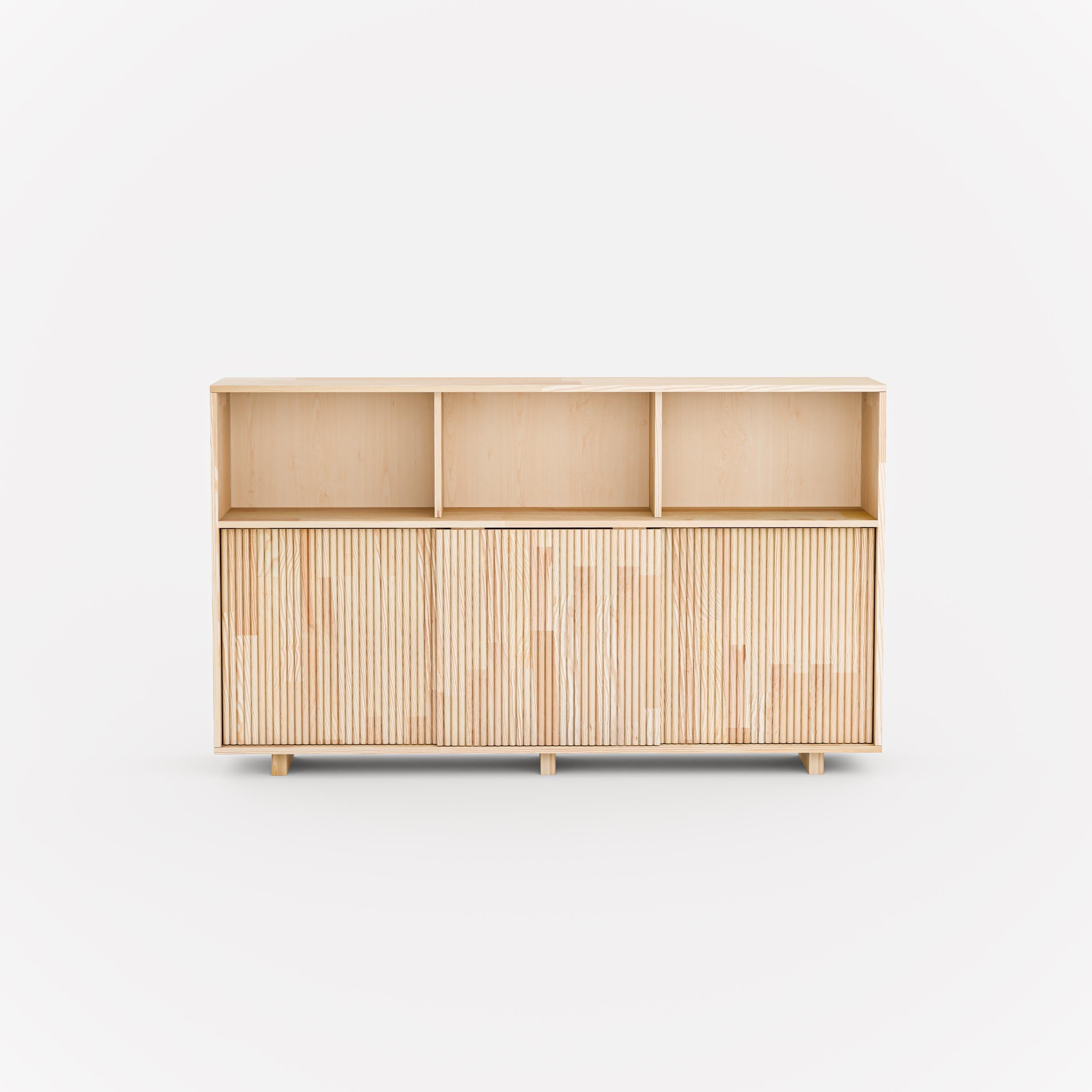 Hohes Sideboard aus Massivholz