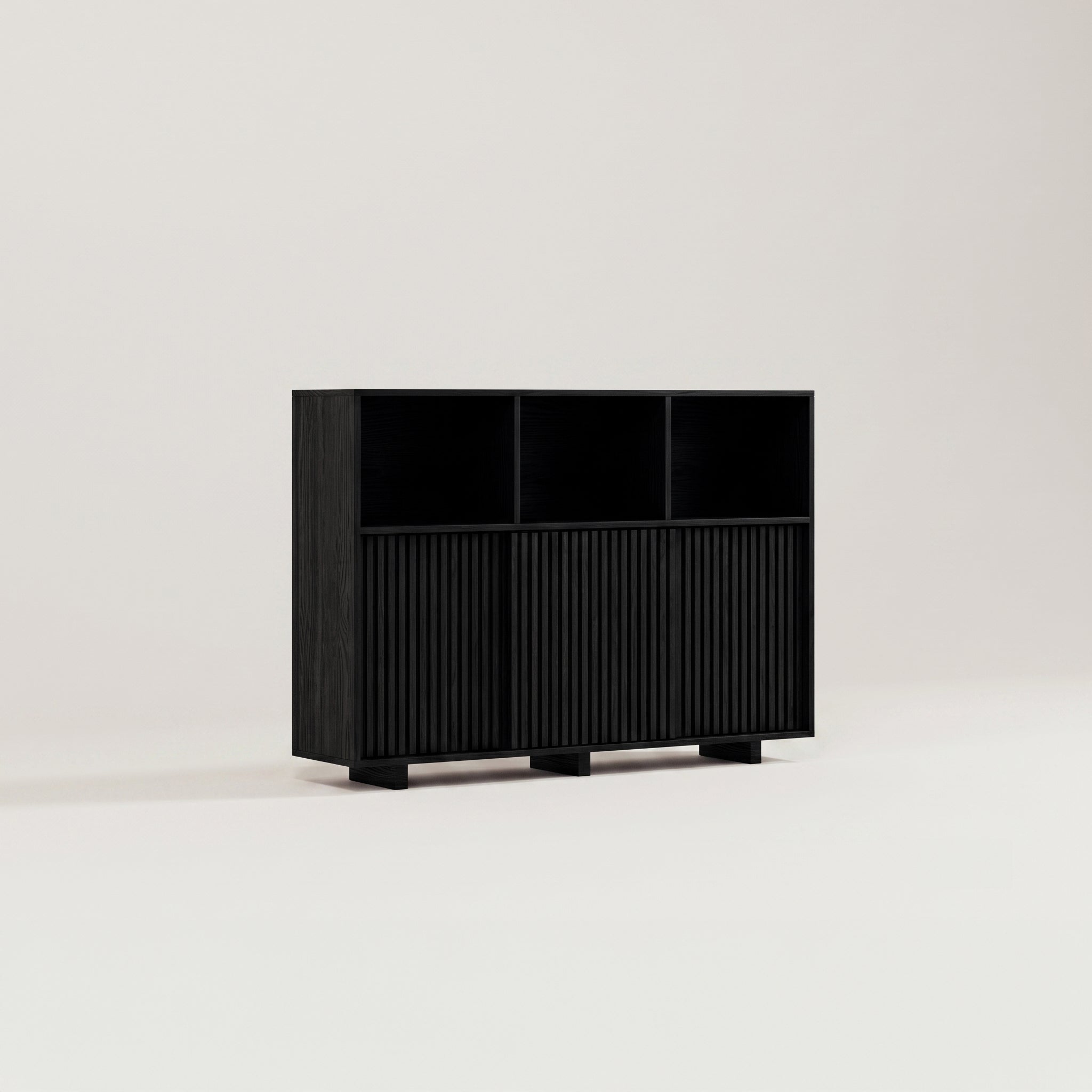 Hohes Sideboard aus Massivholz