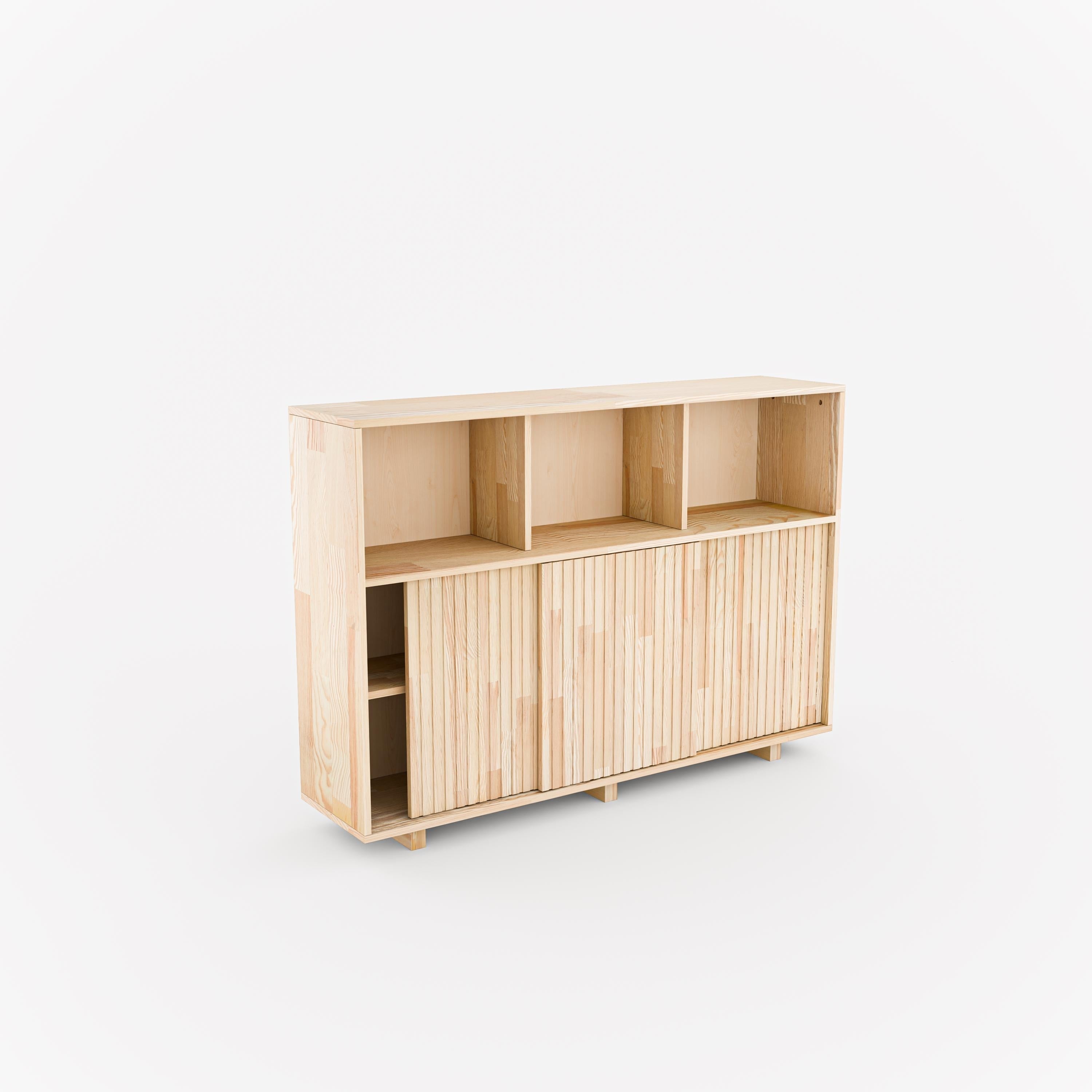Hohes Sideboard aus Massivholz