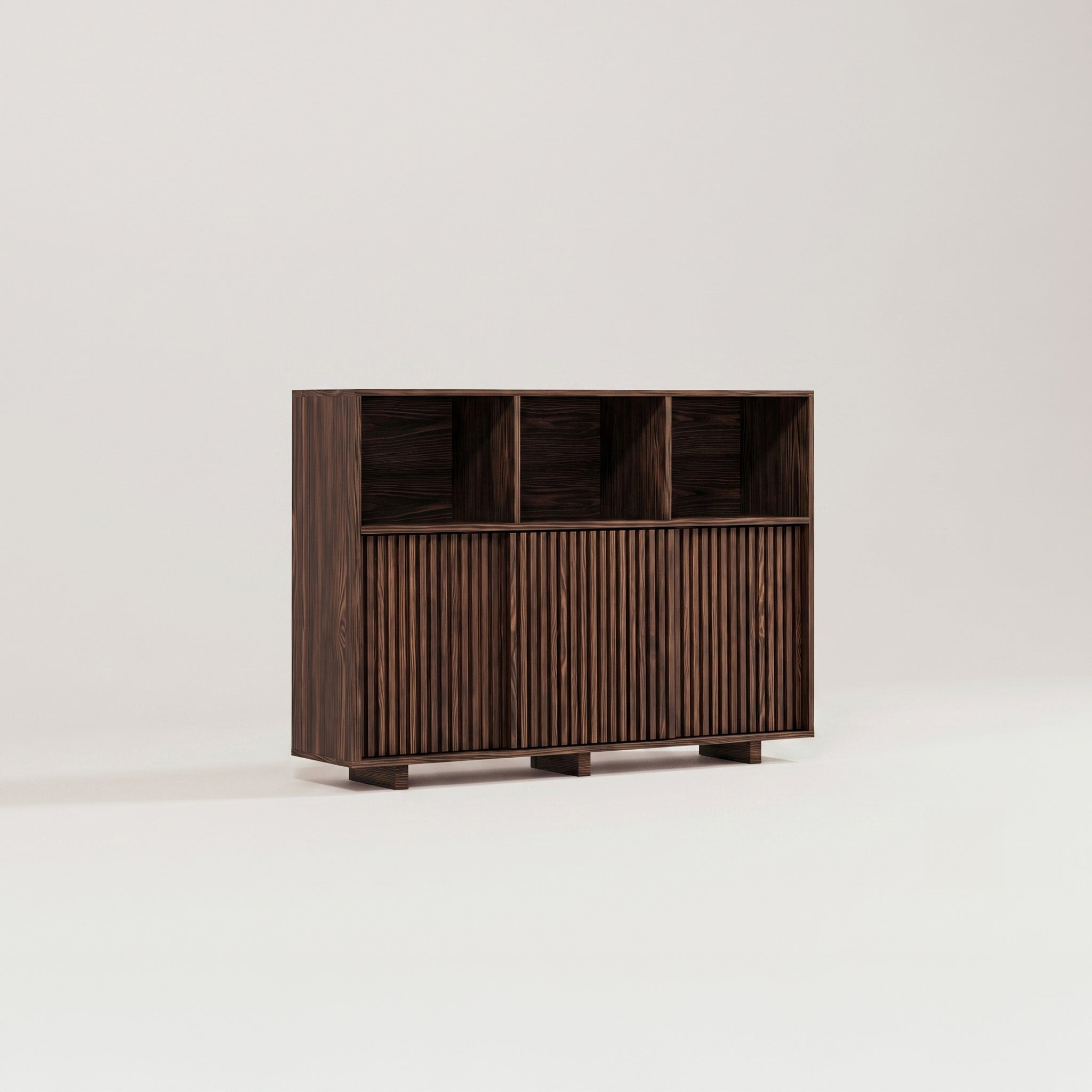 Hohes Sideboard aus Massivholz
